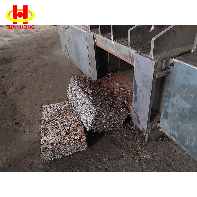 مكبس بالات معدني للنفايات الهيدروليكية يعمل بالدفع الجانبي تلقائيًا